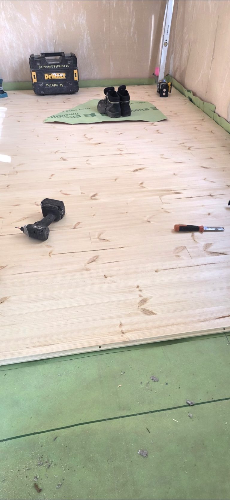 Sisäilmakorjauksen vaihe 7: lankkulattian tekoa